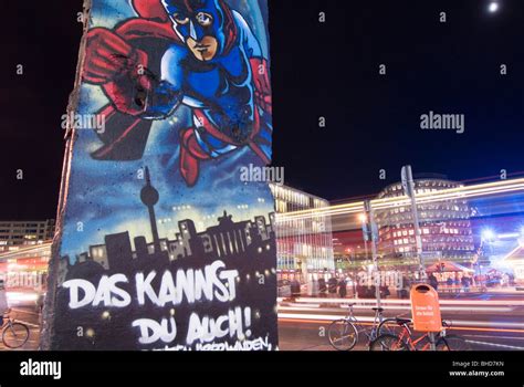 Berliner Mauer Nacht Stockfotos Und Bilder Kaufen Alamy