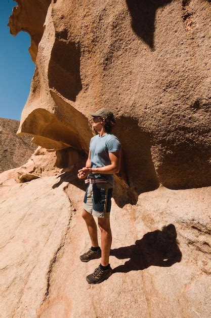 Hombre De Pie En El Paisaje Rocoso Del Desierto De Fuerteventura