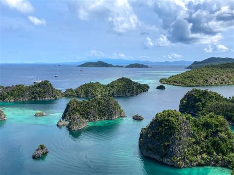 Fam Islands Piaynemo Raja Ampat West Papua Indonesia Blue Lagoon