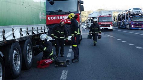 Un Herido En Una Colisión Por Alcance Entre Dos Camiones En La N Ii En