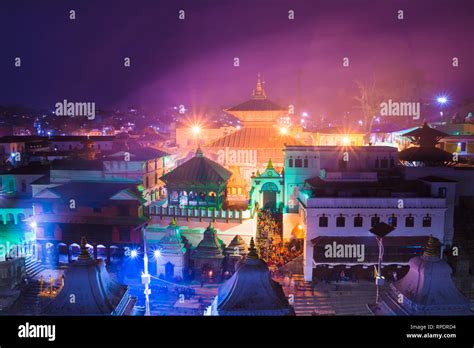 Templo Hind De Pashupatinath En Luz De Noche Los Templos Y Santuarios