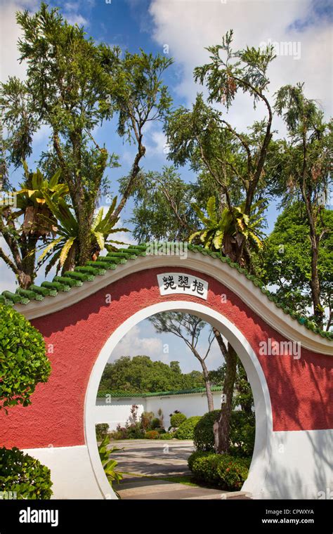 Ornate Chinese entrance, Chinese Garden, Singapore Stock Photo - Alamy