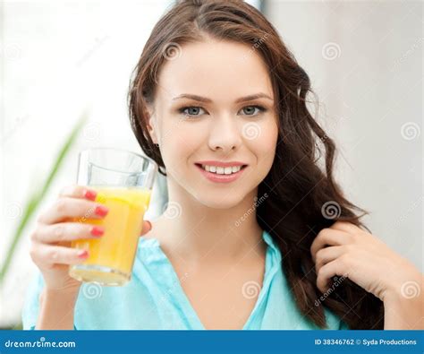 Mulher Que Guarda O Vidro Do Suco De Laranja Foto De Stock Imagem De