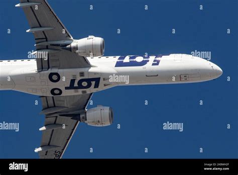 LOT Aeronave Embraer ERJ 190STD De Polish Airlines Llegando Sobre