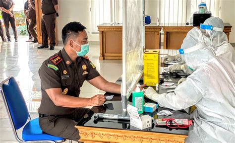 Jalani Rapid Test Seluruh Pegawai Kejari Badung Negatif Covid 19