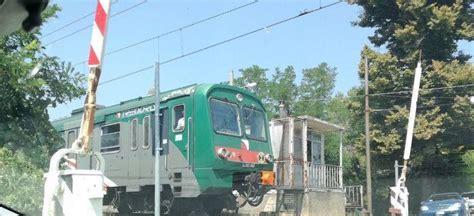 Cesano Maderno Camion Incastrato Al Passaggio A Livello Bloccata La