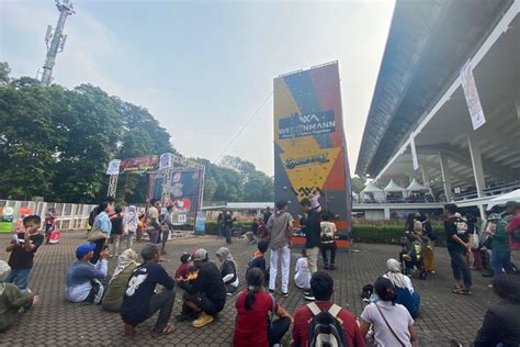 Foto Hari Pertama INDOFEST 2023 Celana Banyak Diburu Pengunjung