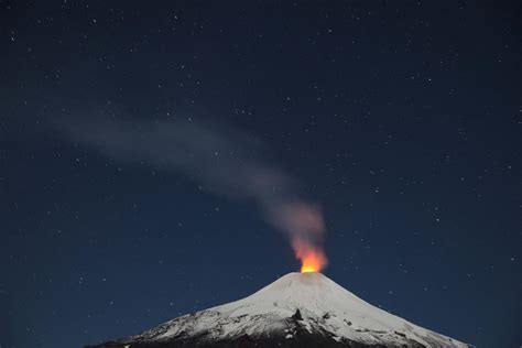 Nueva explosión en volcán Villarrica generó sismo columna de humo de