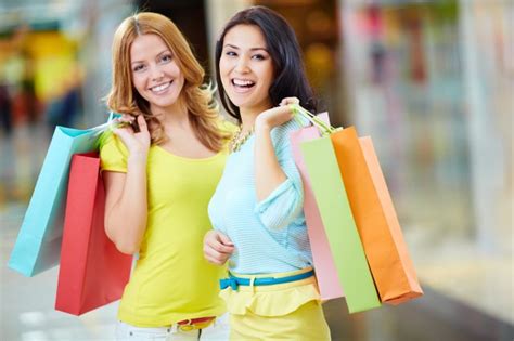 Detail Gambar Orang Belanja Di Mall Koleksi Nomer 27