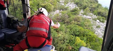 Si Lancia Con La Tuta Alare Dal Monte Brento Base Jumper Finisce