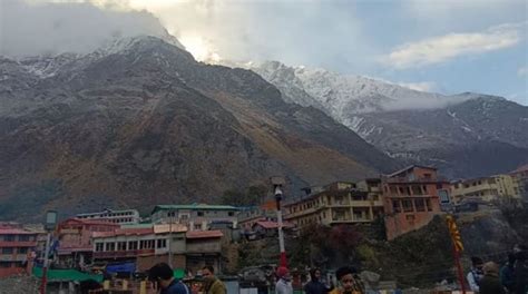 Season's first snowfall in Badrinath - WildHawk