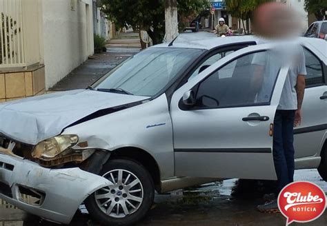 Motorista Avan A Parada Obrigat Ria E Provoca Acidente Em Cruzamento