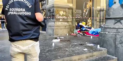 Napoli Vigile Urbano Colpito A Sprangate In Via Duomo Spara All