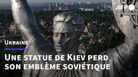 Ukraine la faucille et le marteau retirés d une statue géante de Kiev