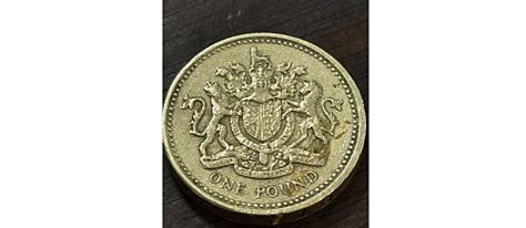 1983 One 1 Pound Coin Queen Elizabeth II Royal Arms DECUS ET TUTAMEN