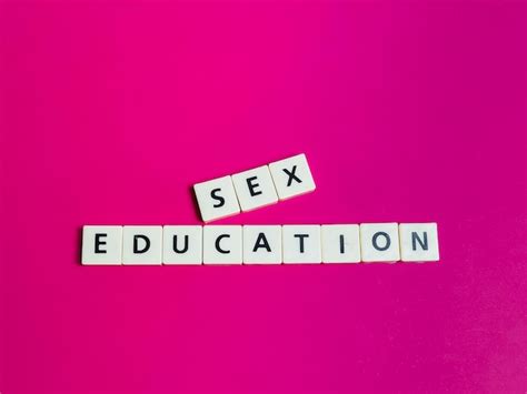 Frase Educación Sexual Hecha De Mosaicos De Letras Cuadradas Sobre Fondo Rosa Foto Premium