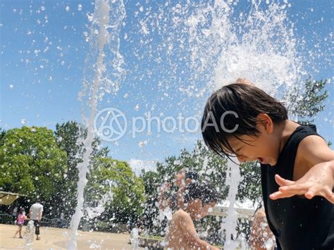 水遊びをする少年13 No 2569633｜写真素材なら「写真ac」無料（フリー）ダウンロードok