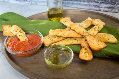 Savory Vegan Breadsticks With Garlic And Marinara Wow Its Veggie