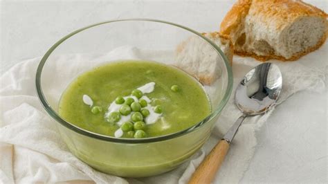 Soupe Aux Pois Avec Du Pain Photo Gratuite