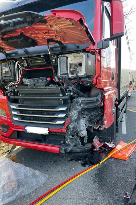 Frau Eingeklemmt Schwerer Verkehrsunfall In Wetzlar