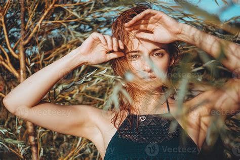 Femme En Bikini Sur Une Plage Tropicale Avec Des Plantes Photo De Stock Chez Vecteezy