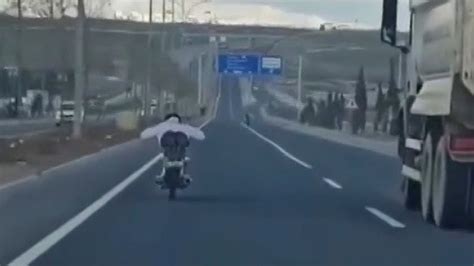 Anl Urfa Da Motosikletin Zerine Uzanan S R C Kamerada