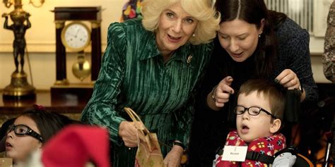 Queen hosts Clarence House Christmas party for poorly children | indy100