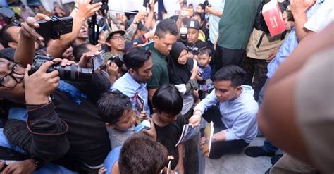 Gibran Bagikan Susu Ke Warga Penjaringan Saat Kampanye Perdana