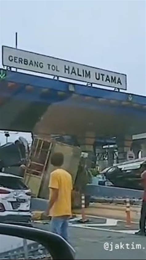 Kecelakaan Beruntun Diduga Akibat Truk Ugal Ugalan Di Gt Halim Utama