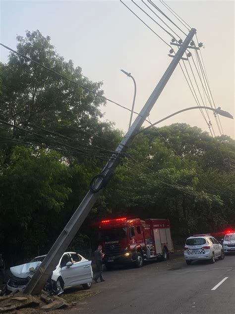 Poste Fica Pendurado Pelos Fios Ap S Ser Atingido Por Carro Na Avenida