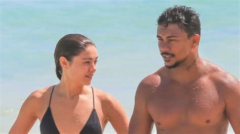 Sophie Charlotte usa biquíni preto cintura baixa em dia de praia