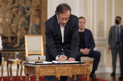 Presidente Gustavo Petro Firma Decreto Para Aumentar Bonificaciones A