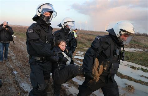 L Tzerath Polizei Tr Gt Greta Thunberg Von Abbruchkante Weg