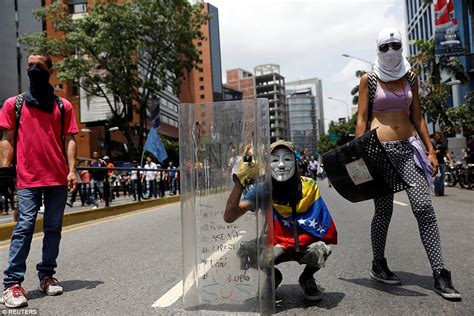 Venezuelans Face Police In Anti Government Protests Daily Mail Online