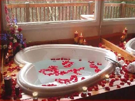 15 Romantic Jacuzzi Suites