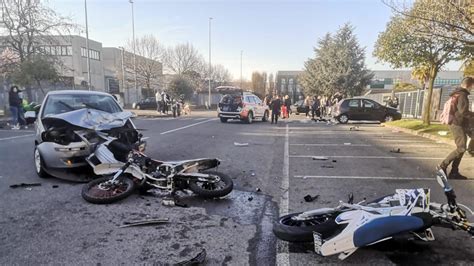 Incidente Biassono La Gara Clandestina Delle Moto Finisce Contro Un