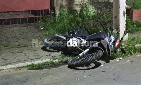 Casal fica ferido após colisão entre carro e moto no bairro Abraão Alab