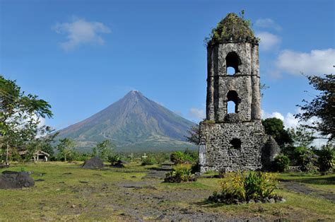 A Scenic View Of Mayon Volcano Stock Photo - Download Image Now - Mt Mayon, Bicol, Philippines ...