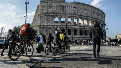 Blocco Traffico A Roma Domani Febbraio Stop Alle Auto Gli Orari E