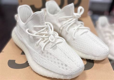 O Yeezy Boost 350 V2 ‘pure Oat Ganhou Mais Imagens Sneakersbr Lifestyle Sneakerhead