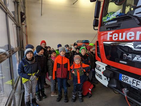 Grundschule besucht Feuerwehr Freiwillige Feuerwehr Geiselhöring