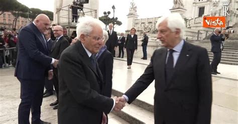 25 Aprile Mattarella Depone Una Corona Dalloro All Altare Della