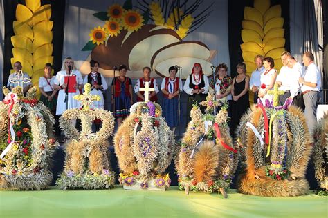 Kolorowe dożynki w Daleszycach Piękne wieńce i podziękowania za plony