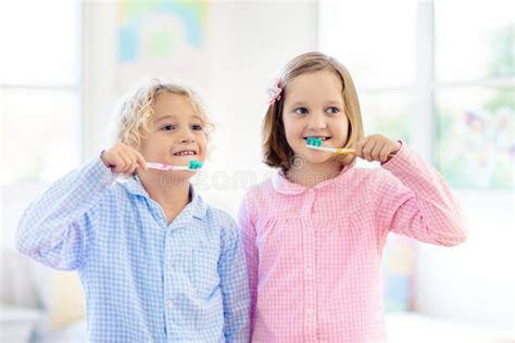 Cepillado De Niños Niños Con Cepillo De Pasta De Dientes Foto De