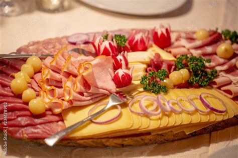 Platte Käse Wurst Bayerisch herzhaft zünftig Stock Foto