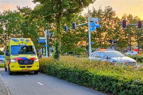 Gewonde Bij Kop Staart Botsing Tussen Twee Autos Op Kruising In Apeldoorn