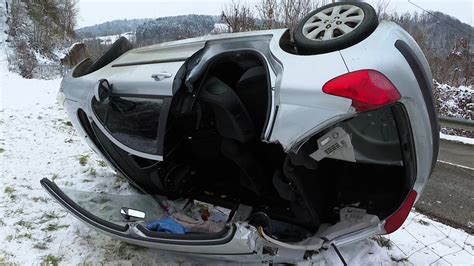 Auto Kommt Auf Dem Benken Ins Schleudern Und Landet Auf Dem Dach