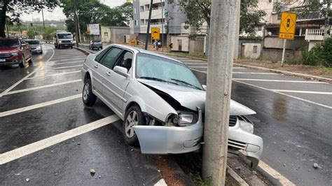 Motorista Perde Controle De Carro E Colide Contra Poste Em Ipatinga