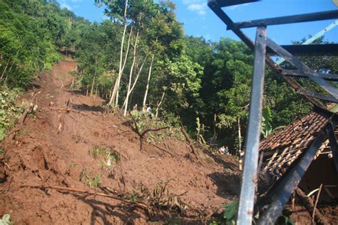 Tanah Longsor Yang Terjadi Di Daerah Pegunungan Akan Menimbulkan