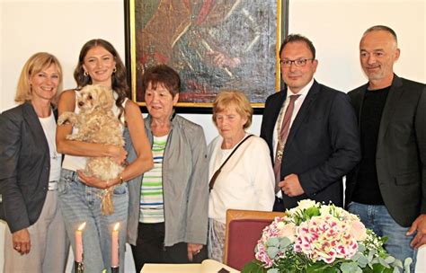 Leony trägt sich in das Goldene Buch der Stadt Cham ein und ist stolz